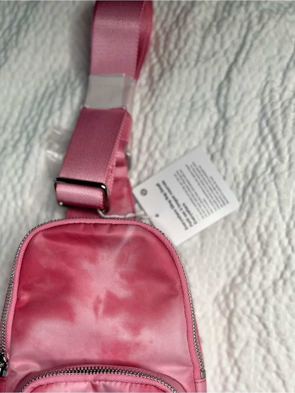 Lululemon Everywhere Sling Bag Small 2L Smoothie Print Strawberry Multi NWT - Picture 4 of 5